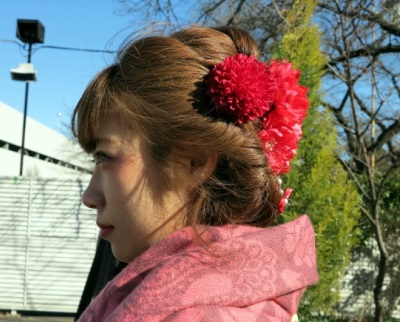 髪色とマッチしている、赤い花を散らしたスタイル。印象的です。