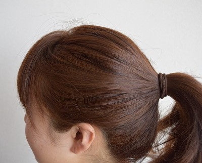 頭頂部のアホ毛対策にも便利。毛流れがそろってツヤのある髪に。