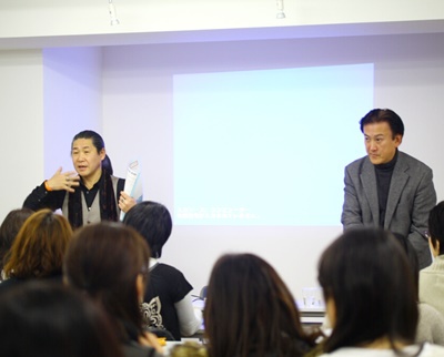 左：レボウォーター等を扱う商社の坂下氏、右：レボウォーターの開発者、片山氏