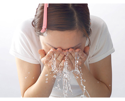 手を洗う お湯ですすがない 洗顔の基本 できていますか うる肌コラム