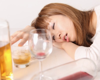 大量のアルコールは肝機能を弱らせ、お肌の新陳代謝を妨げる