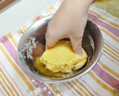 まずは生地作り。バター・クッキーミックス・卵黄を良く混ぜて焼き型に入れる。