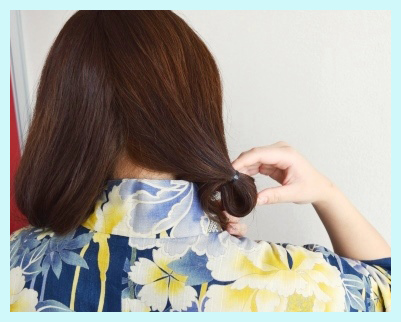 ヘアゴムより下の毛をお団子を作るように結び目にまとめる。