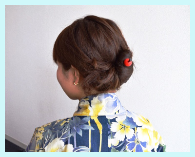 ヘアゴムよりまとまる！可愛いかんざしやポイントヘアアクセで個性を出して。