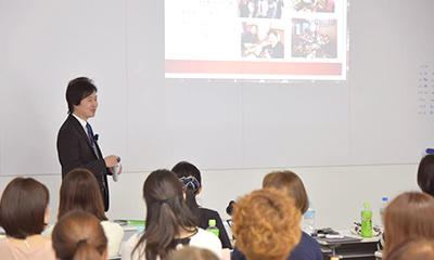 店舗経営のモットーやこれまでの苦労を語る大湊さん