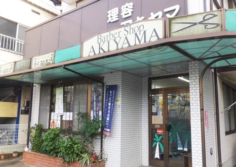 明るい雰囲気の街の理容店