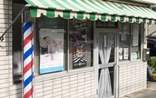 サインポールが目印の昔ながらの理容店