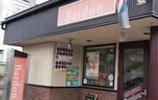 「Bardon」の看板が目印！女性でも入りやすいサロン