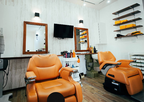 深い茶と橙が彩る、大人に似合う空間