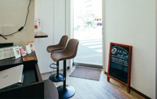 ゆっくり過ごせる、明るい店内