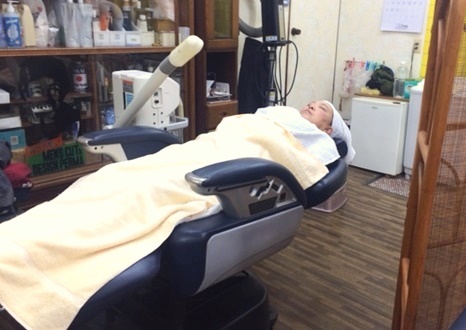 施術は、隣席と仕切りをして行います