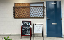 白い看板が目印