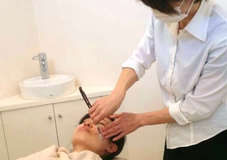確かな技術をもつ女性スタッフのお顔そり
