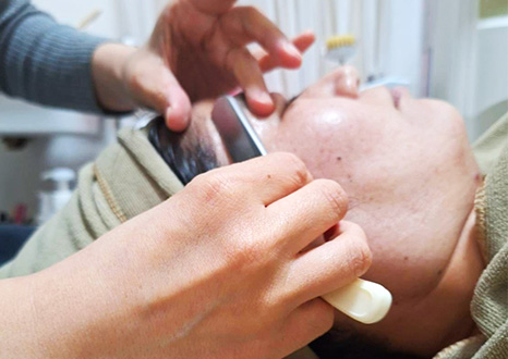 女性理容師によるプロのひと剃りで輝く素肌へ