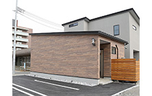 モノクロのサインポールが目印です