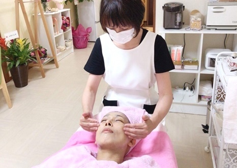 オーナーのりえさんによる、眠ってしまう程心地よいお顔そり