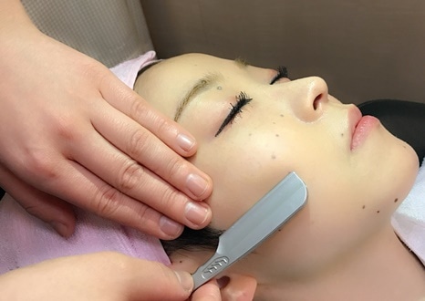 お顔そりでは、常に新しい刃で優しく施術します