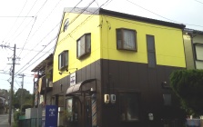 黄色の一軒家風のお店です