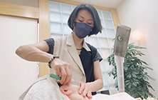 フローシェービング技術をもつ女性理容師