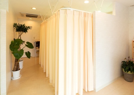 2015年6月オープンの明るくキレイなお店です。施術は個室スペースで!