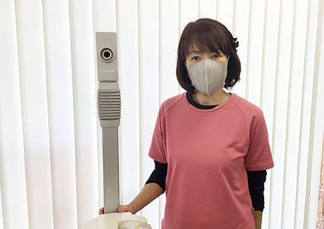 仕切りのあるプライベート空間で女性スタッフが施術します