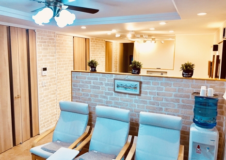 レンガ調の壁がオシャレな店内