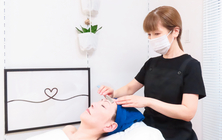 理容師免許・美容師免許Wライセンス保有のスタッフによる施術です。