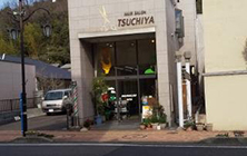 「TSUCHIYA」の看板が目印！