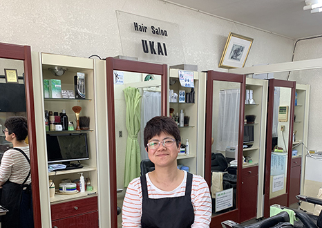 女性スタッフが出迎えてくれるアットホームサロン