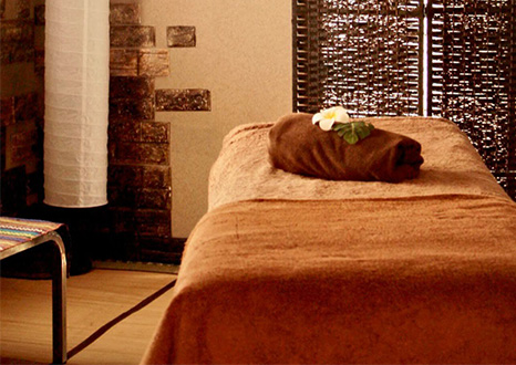ベッドタイプの施術台で、心ゆくまで深い癒やしを